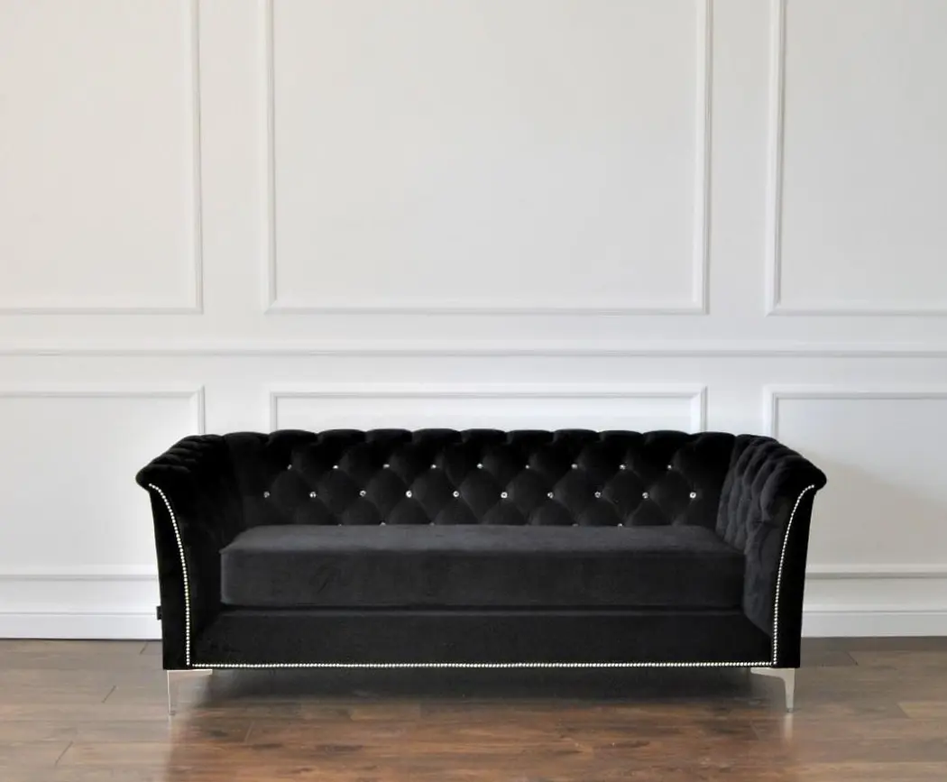 Sofa Chesterfield w kolorze czarnym? Oczywiście — jest elegancka, uniwersalna i ponadczasowa!