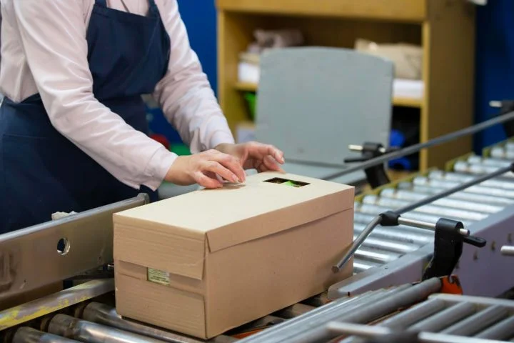 Innowacyjne rozwiązania producenta opakowań kartonowych – czym zaskakują profesjonaliści?
