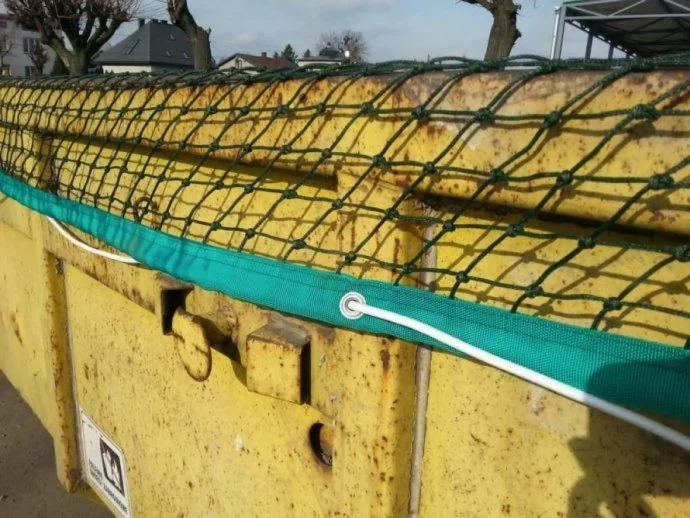 Siatki zabezpieczające w transporcie – różnice między siatkami na przyczepy, kontenery i wagony