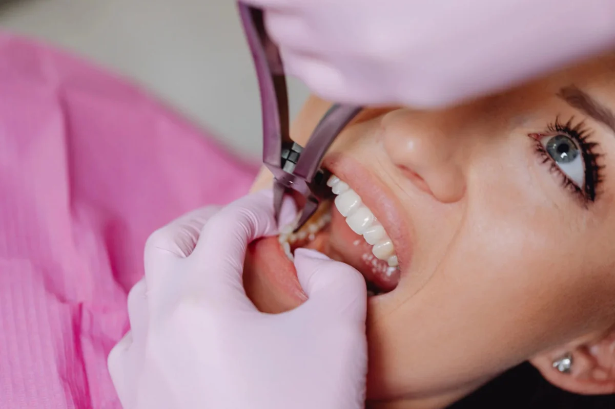 Profilaktyka stomatologiczna – jak często chodzić do dentysty i co obejmuje higienizacja?