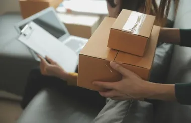 Kiedy warto wybrać przesyłkę ekspresową zamiast standardowej dostawy kurierskiej?