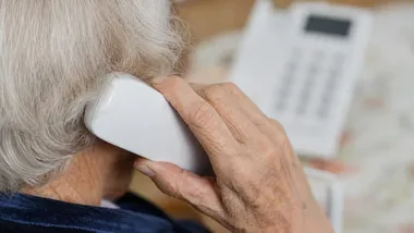 Telefon od „policjanta” i historia o szczepionce. Seniorzy stracili 151 tys. zł