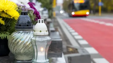 Tłumy przy cmentarzach. Policjanci ostrzegają przed chwilą nieuwagi