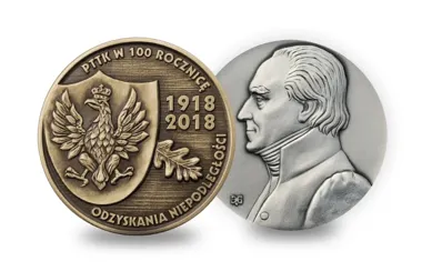 Dwie monety pamiątkowe: orzeł, napis PTTK i 1918–2018 oraz profil mężczyzny w reliefie.