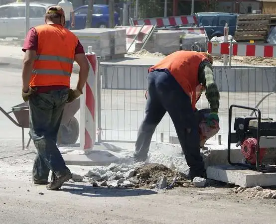 Utrudnienia w ruchu na ul. Rakowskiej związane z demontażem ekranu
