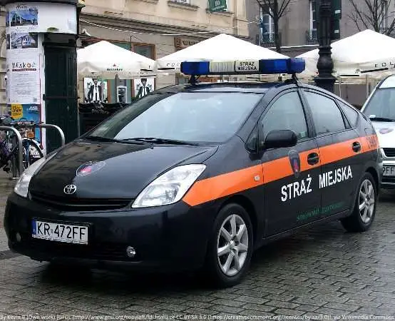 Eko-radiowóz Straży Miejskiej z urządzeniami do wykrywania smogu zaprezentowany publicznie