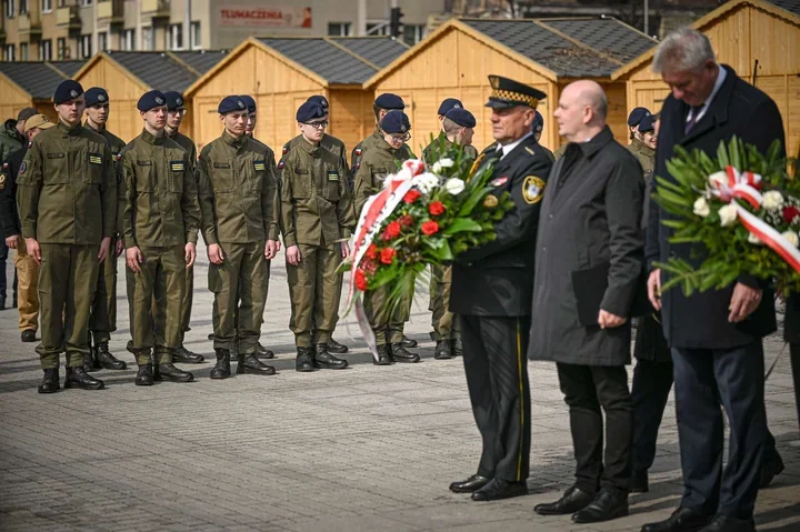 Na placu Biegańskiego wrócił dawny zwyczaj pamięci o Piłsudskim
