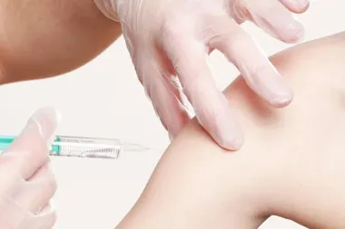 Bezpłatne szczepienia przeciw grypie dla osób 40+. Osiem przychodni