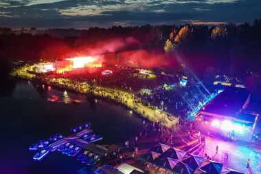 Frytka OFF wraca nad Bałtyk. Muzyka, frytki i zmiana w nocnym programie