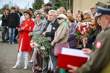 Dziesięciu zakładników z Gnaszyna. Pamięć o egzekucji znów wybrzmiała przy pomniku