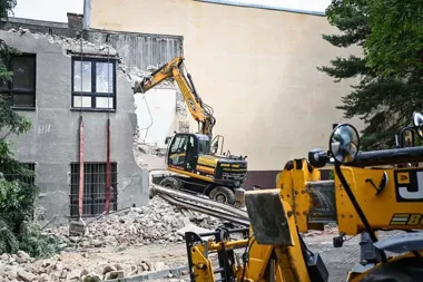 Rozbiórka oficyny dawnej bursy już trwa. Prace będą etapowe