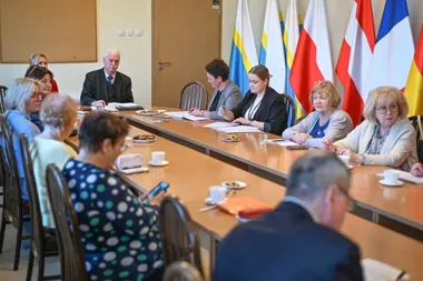 Seniorzy łączą siły – radni i kluby omawiali współpracę i rozwój placówek