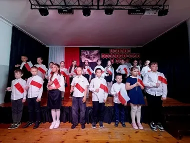 Częstochowskie szkoły wypełniły się biało-czerwonym rytmem przed majówką