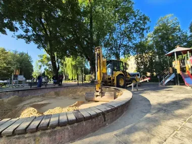 Świeży piasek na 29 placach zabaw w Częstochowie
