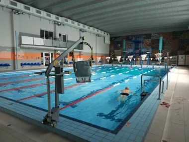 Na krytej pływalni rusza kurs, który porządkuje poziomy nauki od pierwszego wejścia do wody