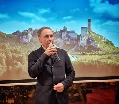 Zabytkowy spichlerz w Olsztynie ma instalację gaśniczą. Pokazano jej działanie