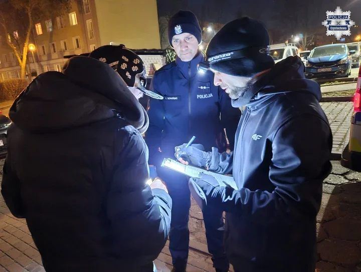 Nocne liczenie bezdomnych w Częstochowie - policjanci przeszukiwali miejsca ukryte przed świadomością miasta