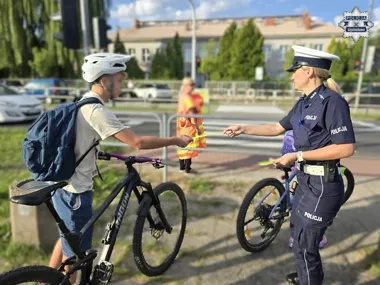 Motocykle przed szkołą w Częstochowie. Policjanci uczyli dzieci zasad bezpieczeństwa