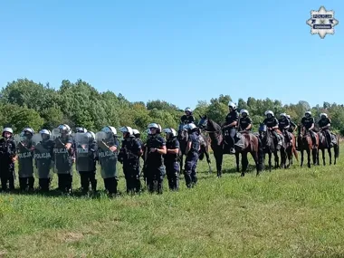 Policyjne konie ćwiczyły reakcję na petardy i tłum podczas meczów