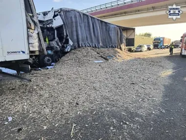 Sekundy od tragedii na A1 - ciężarówki zderzyły się w powiecie częstochowskim