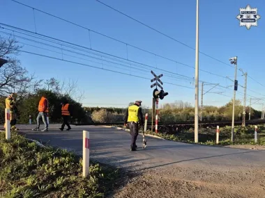 Czerwone światło nie zatrzymało Audi - pociąg uderzył w auto w Turowie