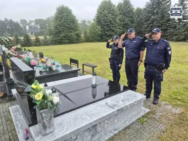 Policjanci z Kłomnic oddali hołd koledze, który zginął na służbie