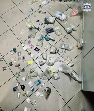 Zamknął się w łazience, policjanci znaleźli ponad 3 kg narkotyków