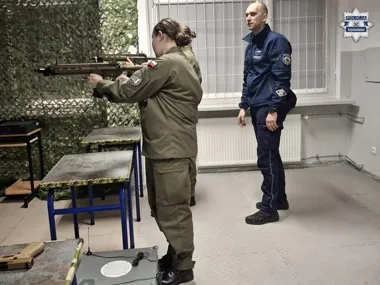 Mundurowi weszli do klas w Częstochowie i pokazali, co czeka kandydatów