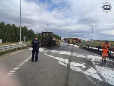 Autokar spłonął przy zjeździe z A1 - 22 osoby zdążyły wyjść