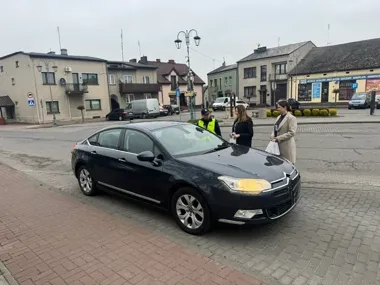 W Mstowie policja wyłapywała ryzyko na drodze, trzeźwi kierowcy dostali upominki
