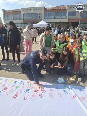 Odblaski i barwny marsz w Częstochowie - policjanci weszli do akcji