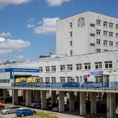 Budynek Wojewódzkiego Szpitala Specjalistycznego w Częstochowie ze szpitalnym oddziałem ratunkowym, przy którym stoi karetka pogotowia.