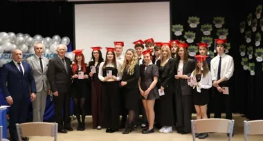 Maturzyści z powiatu pożegnali szkołę w atmosferze wzruszeń i planów