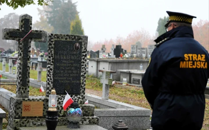 Strażnicy miejscy odwiedzili groby kolegów. Pamiętali też o powstańcu