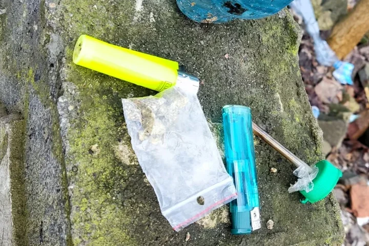 Patrol ze Starego Miasta zatrzymał nieletnich z marihuaną - wyrzucili woreczek