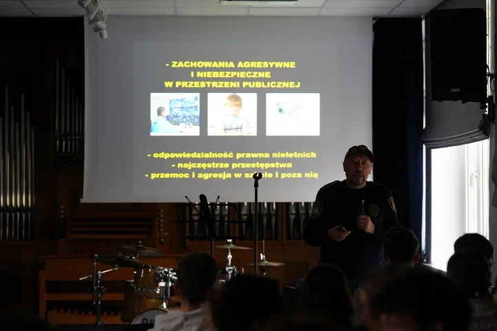 Straż Miejska w sali prób - uczniowie usłyszeli o cyberprzemocy i dewastacji