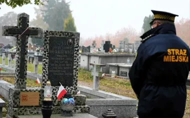 Strażnicy miejscy odwiedzili groby kolegów. Pamiętali też o powstańcu
