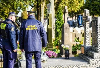 Tłumy przy cmentarzach w Częstochowie. Strażnicy zapowiadają wzmożone działania