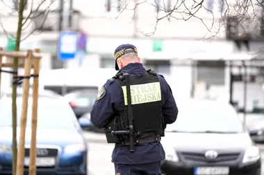 Plac zabaw przy Perepeczki zamienił się w punkt picia - strażnicy weszli do akcji