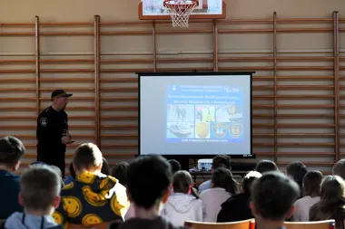 Prelekcja w SP 10 obnażyła luki w świadomości - Straż Miejska uczyła dzieci