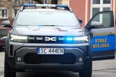 Nietrzeźwy mężczyzna leżał na ławce. Strażnikom pokazał cudzy dowód