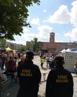 Nocne patrole w centrum Częstochowy - dwie nieletnie z alkoholem trafiły na policję