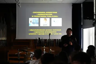 Straż Miejska w sali prób - uczniowie usłyszeli o cyberprzemocy i dewastacji