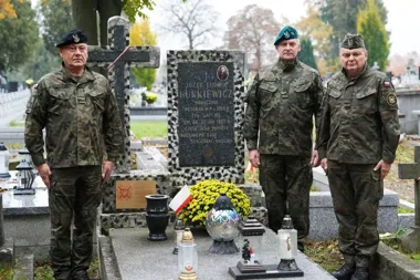 Strażnicy miejscy wrócili na grób powstańca, którym opiekują się od lat