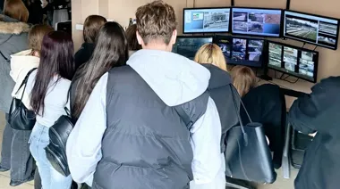 Uczniowie z Kochanowskiego zobaczyli, jak monitoring wyłapuje tysiące zdarzeń