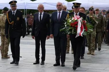 Nie tylko kwiaty i sztandar. Strażnicy zabezpieczali uroczystości w Częstochowie