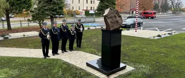 Strażacy oddali hołd poległym. Znicze zapłonęły też na cmentarzach Częstochowy